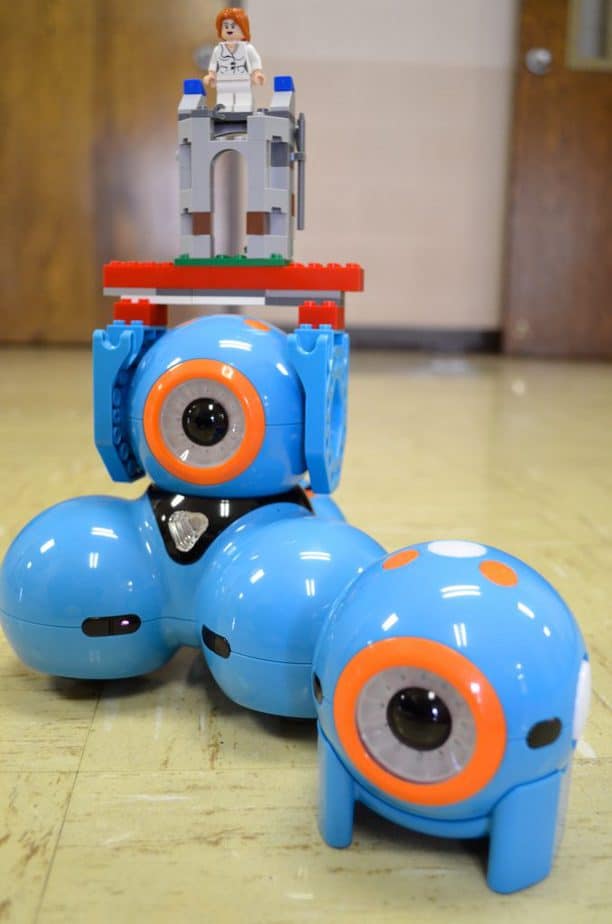 Dash and Dot Robots: Around and Around We Go! - The Digital Scoop